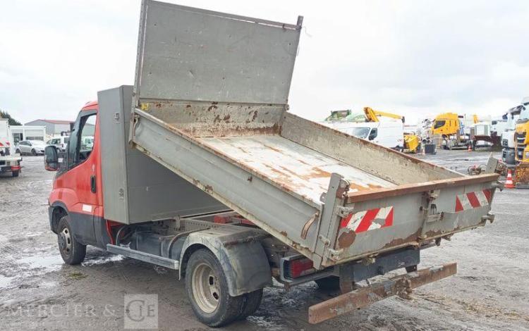 IVECO DAILY 35C13 BENNE AVEC COFFRE ACIER DIESEL – 130041 KMS – ANNEE 2015 ROUGE DQ-893-NZ