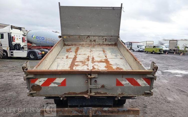 IVECO DAILY 35C13 BENNE AVEC COFFRE ACIER DIESEL – 130041 KMS – ANNEE 2015 ROUGE DQ-893-NZ