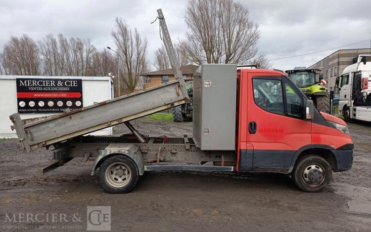 IVECO DAILY 35C13 BENNE AVEC COFFRE ACIER DIESEL – 130041 KMS – ANNEE 2015 ROUGE DQ-893-NZ