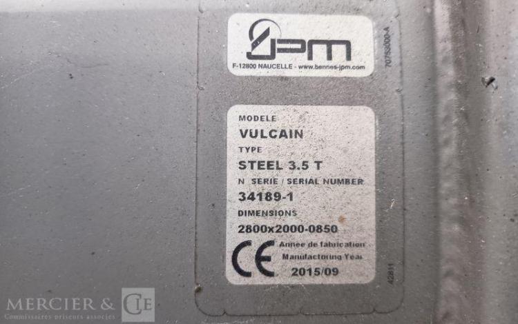 IVECO DAILY 35C13 BENNE AVEC COFFRE ACIER DIESEL – 130041 KMS – ANNEE 2015 ROUGE DQ-893-NZ