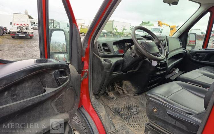 IVECO DAILY 35C13 BENNE AVEC COFFRE ACIER DIESEL – 130041 KMS – ANNEE 2015 ROUGE DQ-893-NZ