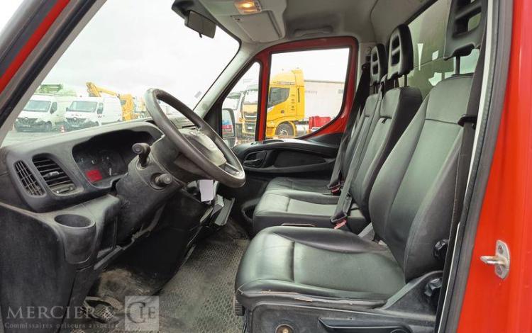IVECO DAILY 35C13 BENNE AVEC COFFRE ACIER DIESEL – 130041 KMS – ANNEE 2015 ROUGE DQ-893-NZ