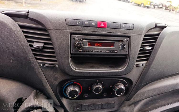 IVECO DAILY 35C13 BENNE AVEC COFFRE ACIER DIESEL – 130041 KMS – ANNEE 2015 ROUGE DQ-893-NZ