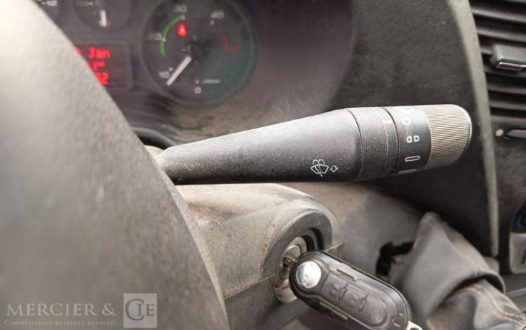 IVECO DAILY 35C13 BENNE AVEC COFFRE ACIER DIESEL – 130041 KMS – ANNEE 2015 ROUGE DQ-893-NZ