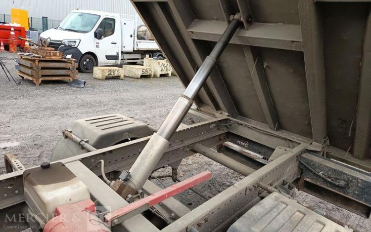 IVECO DAILY 35C13 BENNE AVEC COFFRE ACIER DIESEL – 130041 KMS – ANNEE 2015 ROUGE DQ-893-NZ