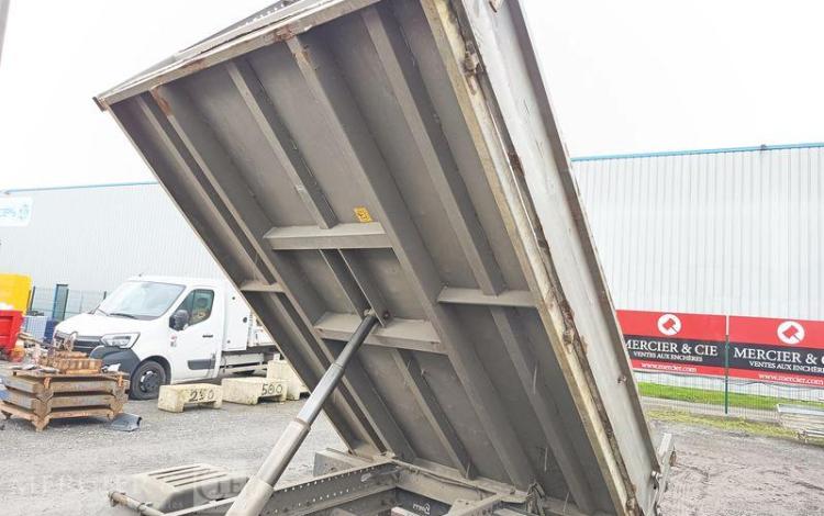 IVECO DAILY 35C13 BENNE AVEC COFFRE ACIER DIESEL – 130041 KMS – ANNEE 2015 ROUGE DQ-893-NZ