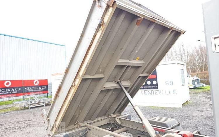 IVECO DAILY 35C13 BENNE AVEC COFFRE ACIER DIESEL – 130041 KMS – ANNEE 2015 ROUGE DQ-893-NZ