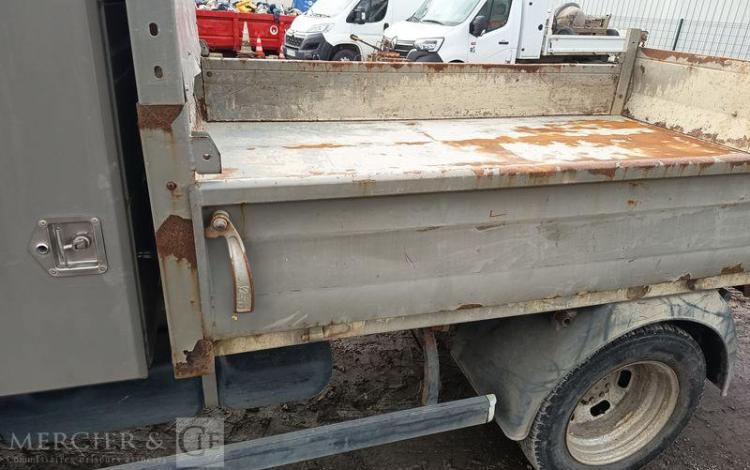 IVECO DAILY 35C13 BENNE AVEC COFFRE ACIER DIESEL – 130041 KMS – ANNEE 2015 ROUGE DQ-893-NZ