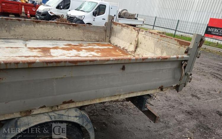 IVECO DAILY 35C13 BENNE AVEC COFFRE ACIER DIESEL – 130041 KMS – ANNEE 2015 ROUGE DQ-893-NZ