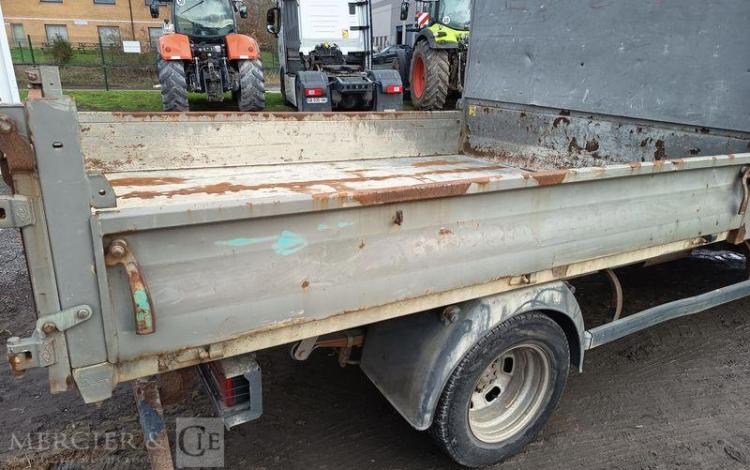 IVECO DAILY 35C13 BENNE AVEC COFFRE ACIER DIESEL – 130041 KMS – ANNEE 2015 ROUGE DQ-893-NZ