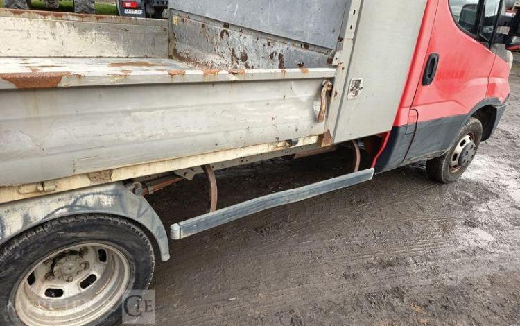 IVECO DAILY 35C13 BENNE AVEC COFFRE ACIER DIESEL – 130041 KMS – ANNEE 2015 ROUGE DQ-893-NZ