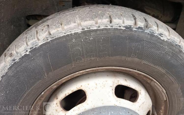 IVECO DAILY 35C13 BENNE AVEC COFFRE ACIER DIESEL – 130041 KMS – ANNEE 2015 ROUGE DQ-893-NZ