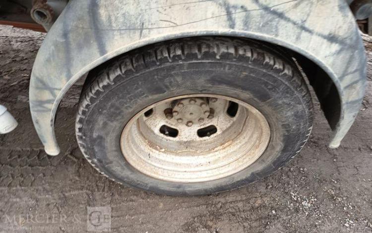 IVECO DAILY 35C13 BENNE AVEC COFFRE ACIER DIESEL – 130041 KMS – ANNEE 2015 ROUGE DQ-893-NZ