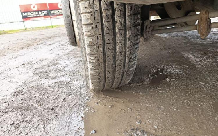 IVECO DAILY 35C13 BENNE AVEC COFFRE ACIER DIESEL – 130041 KMS – ANNEE 2015 ROUGE DQ-893-NZ