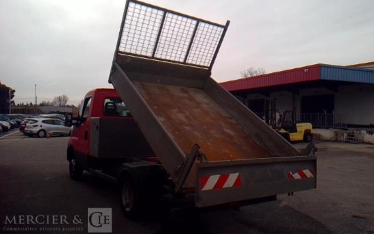 IVECO 35-130 BENNE SIMPLE CABINE COFFRE ROUGE EF-256-FE