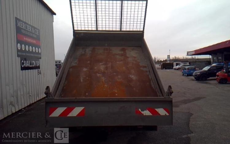 IVECO 35-130 BENNE SIMPLE CABINE COFFRE ROUGE EF-256-FE