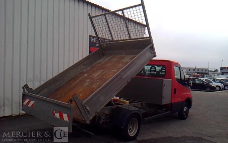 IVECO 35-130 BENNE SIMPLE CABINE COFFRE ROUGE EF-256-FE