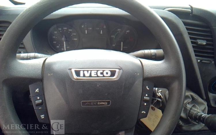 IVECO 35-130 BENNE SIMPLE CABINE COFFRE ROUGE EF-256-FE