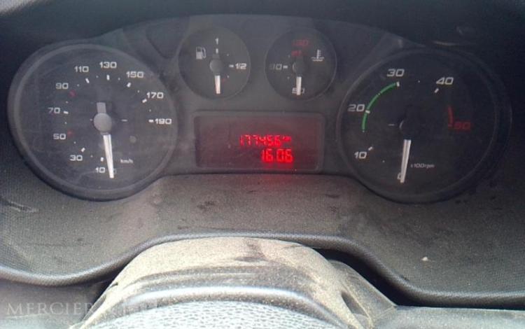 IVECO 35-130 BENNE SIMPLE CABINE COFFRE ROUGE EF-256-FE