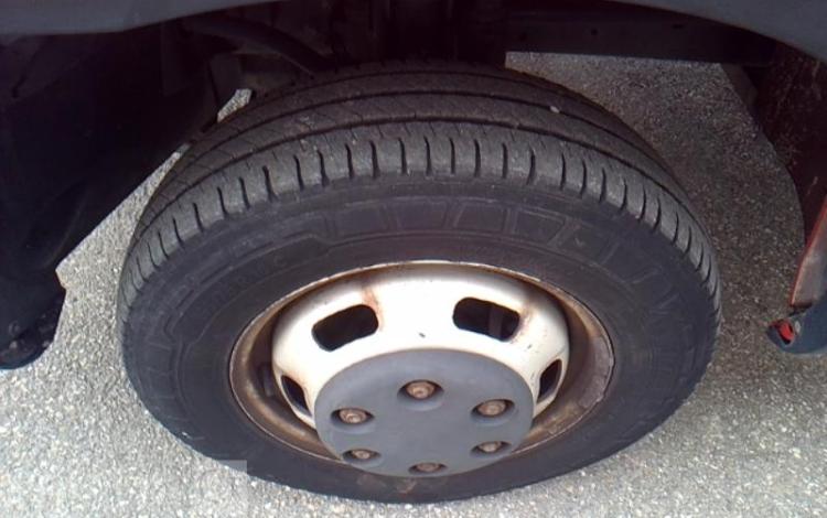 IVECO 35-130 BENNE SIMPLE CABINE COFFRE ROUGE EF-256-FE