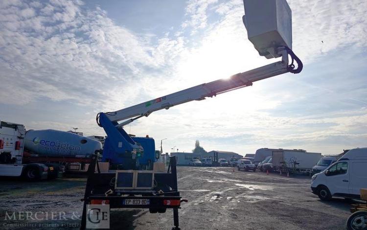 NISSAN NT400 AVEC NACELLE COMET 30FT00003 16M – 1464 HEURES – 37910 KMS – ANNEE 2017 BLEU EP-833-BD