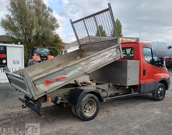 IVECO DAILY 35C12 BENNE AVEC COFFRE ACIER DIESEL – 170180 KMS – ANNEE 2018 ROUGE EW-714-HP
