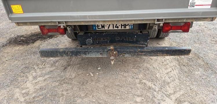 IVECO DAILY 35C12 BENNE AVEC COFFRE ACIER DIESEL – 170180 KMS – ANNEE 2018 ROUGE EW-714-HP