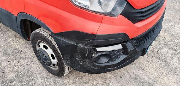 IVECO DAILY 35C12 BENNE AVEC COFFRE ACIER DIESEL – 170180 KMS – ANNEE 2018 ROUGE EW-714-HP