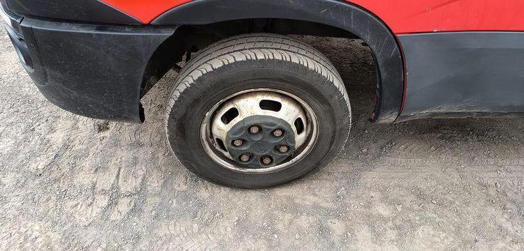 IVECO DAILY 35C12 BENNE AVEC COFFRE ACIER DIESEL – 170180 KMS – ANNEE 2018 ROUGE EW-714-HP