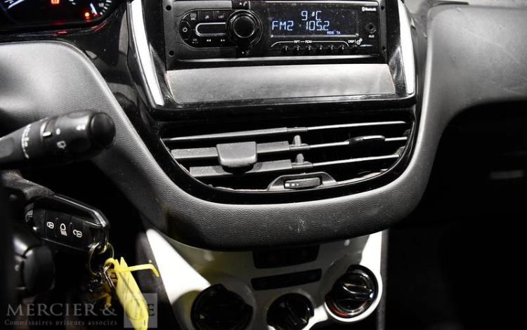PEUGEOT 208 1.2 PURETECH 70ch LIKE
 BLANC FE-391-YX
