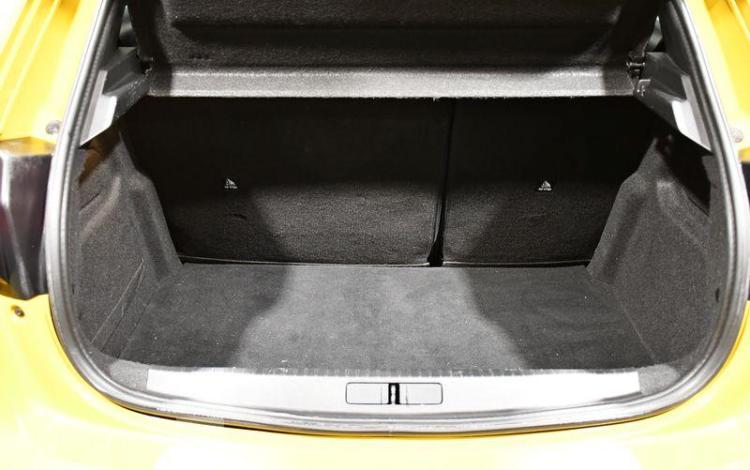 PEUGEOT 208 1,2 PURE TECH JAUNE FM-055-PP