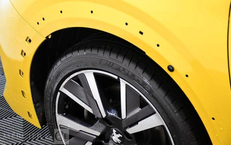 PEUGEOT 208 1,2 PURE TECH JAUNE FM-055-PP