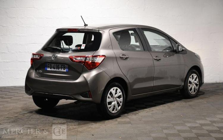 TOYOTA YARIS GRIS FQ-416-FB