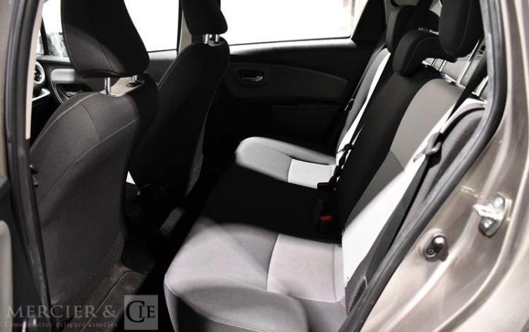 TOYOTA YARIS GRIS FQ-416-FB