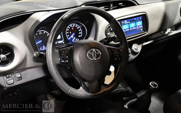 TOYOTA YARIS GRIS FQ-416-FB