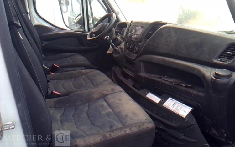 IVECO 35-160 BENNE SIMPLE CABINE COFFRE BLANC FV-670-BF