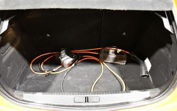 PEUGEOT E-208 JAUNE GE-067-YQ