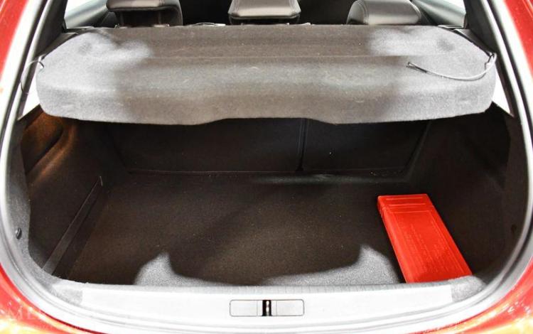 PEUGEOT 208 ALLURE PACK PURE TECH 100 ROUGE GK-068-EY