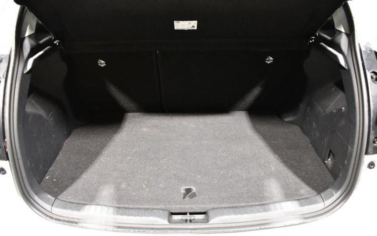 TOYOTA YARIS BLANC HB-719-LD