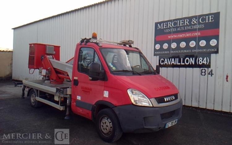 IVECO 35S11 NACELLE SUR VL 17M 4598H ROUGE BZ-789-BM