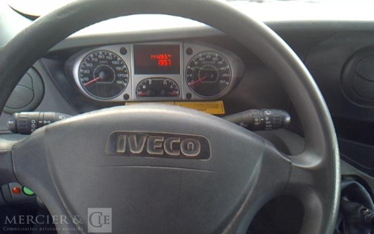 IVECO 35S11 NACELLE SUR VL 17M 4598H ROUGE BZ-789-BM