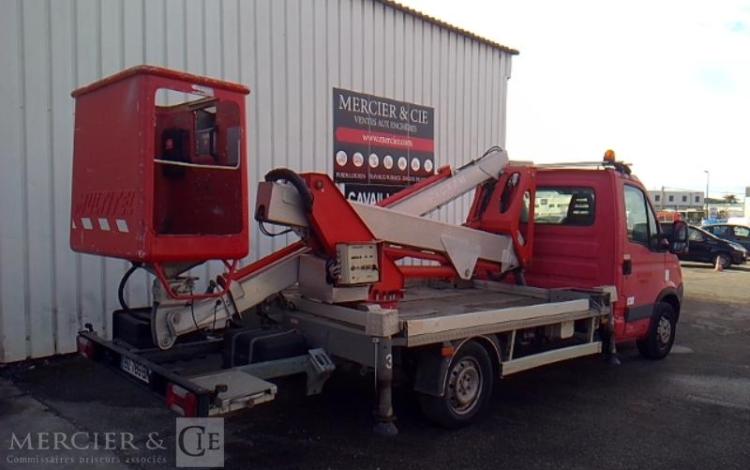 IVECO 35S11 NACELLE SUR VL 17M 4598H ROUGE BZ-789-BM