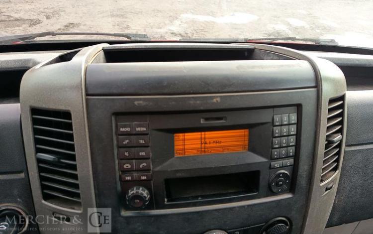 MERCEDES SPRINTER II 2,2D 129 CV BENNE AVEC COFFRE ACIER DIESEL – 171526 KMS – ANNEE 2013 ROUGE CZ-452-QJ