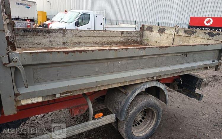 MERCEDES SPRINTER II 2,2D 129 CV BENNE AVEC COFFRE ACIER DIESEL – 171526 KMS – ANNEE 2013 ROUGE CZ-452-QJ