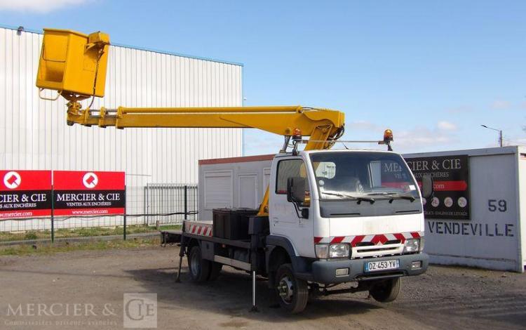 NISSAN CABSTAR 3,0 TD 125 CV AVEC NACELLE MULTITEL 160 ALU DS – DIESEL –  ANNEE 2001 BLANC DZ-453-YV
