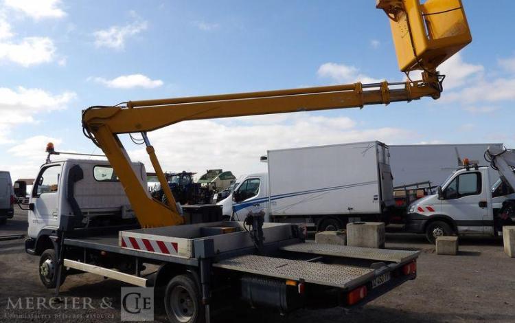 NISSAN CABSTAR 3,0 TD 125 CV AVEC NACELLE MULTITEL 160 ALU DS – DIESEL –  ANNEE 2001 BLANC DZ-453-YV