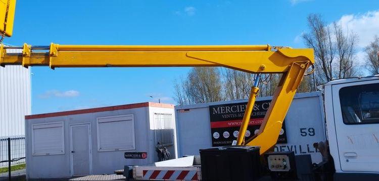 NISSAN CABSTAR 3,0 TD 125 CV AVEC NACELLE MULTITEL 160 ALU DS – DIESEL –  ANNEE 2001 BLANC DZ-453-YV