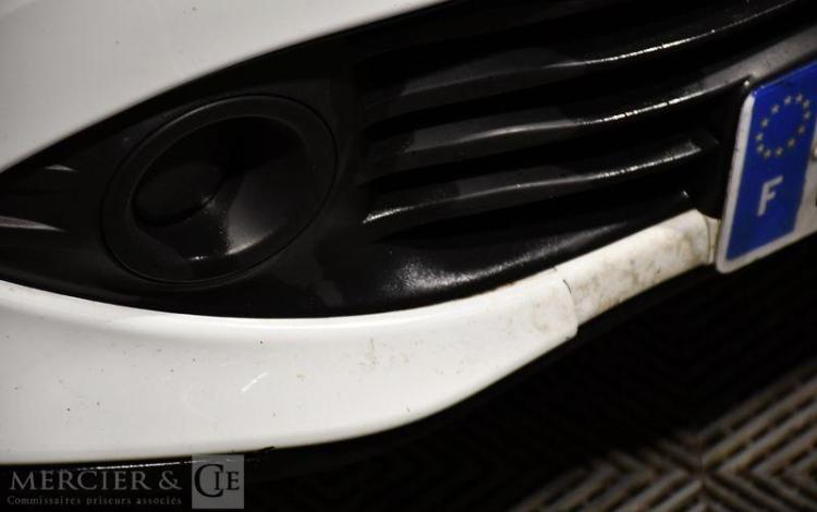 RENAULT CLIO BLANC ED-143-WB