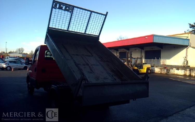 IVECO 35-130  BENNE SIMPLE CABINE COFFRE ROUGE EF-183-JA