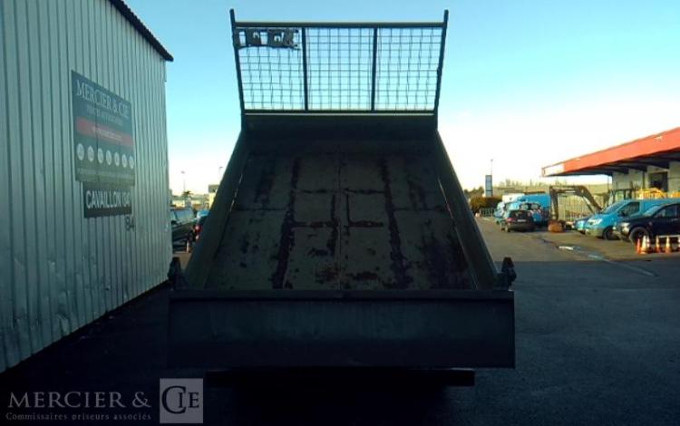 IVECO 35-130  BENNE SIMPLE CABINE COFFRE ROUGE EF-183-JA